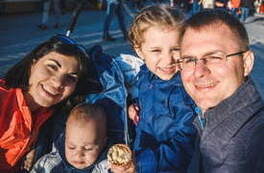 Selfie rodzinne: Tata, mama, c&oacute;rka i syn. Wszyscy się usmiechają.